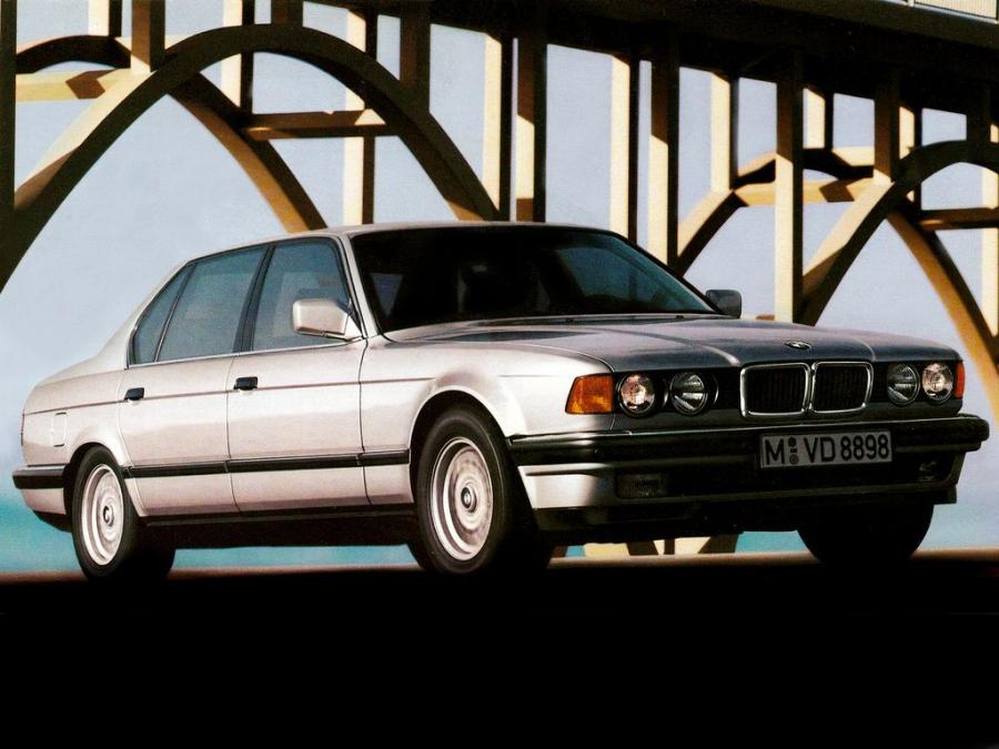  BMW 740i 1992 года  (фото 1 из 8)